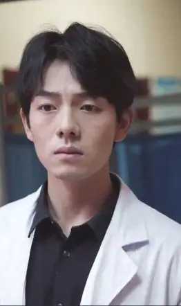 《都市小狂医》：小医生逆袭都市，医术惊天，情场得意，爆笑又热血的爽文人生！