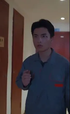 《快递不送了我要做大佬》：从外卖小哥到黑帮教父的爆笑逆袭，龙族世界的热血传奇！